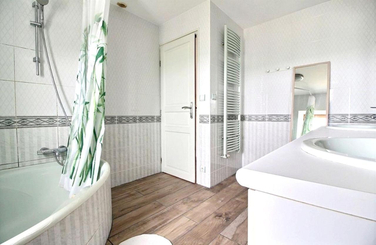 Maison Spacieuse A Plougonven Avec Jacuzzi Et Jardin Luaran gambar