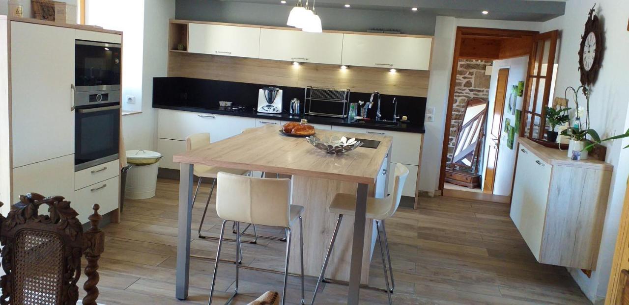 Maison Spacieuse A Plougonven Avec Jacuzzi Et Jardin Luaran gambar